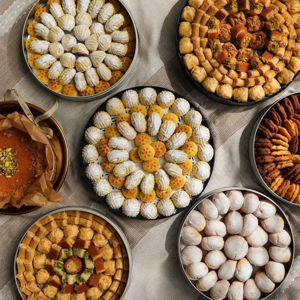 Plateaux de pâtisseries libanaises : maamoul, baklava, ghraybeh et knafeh