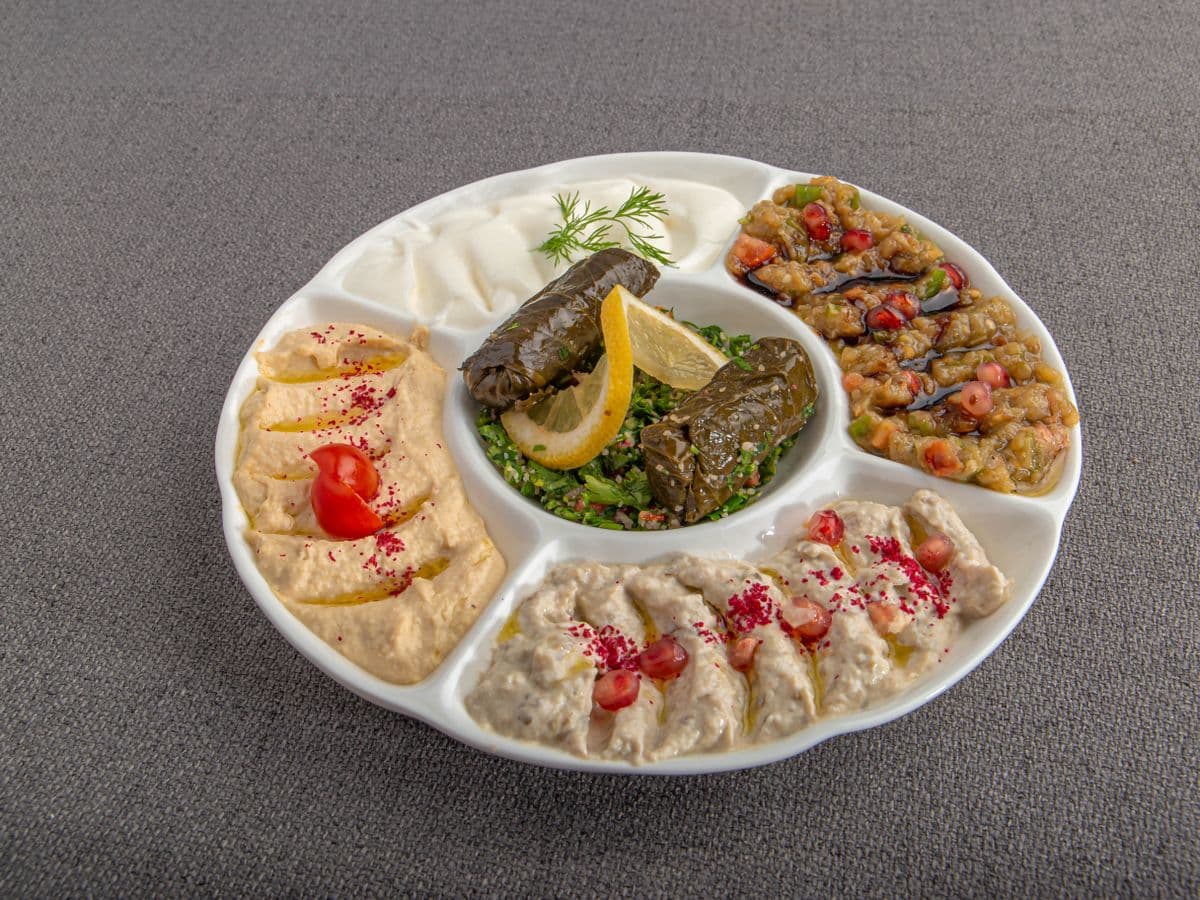 Plateau de mezzé froids : houmous, moutabal, feuilles de vigne farcies, taboulé et labneh