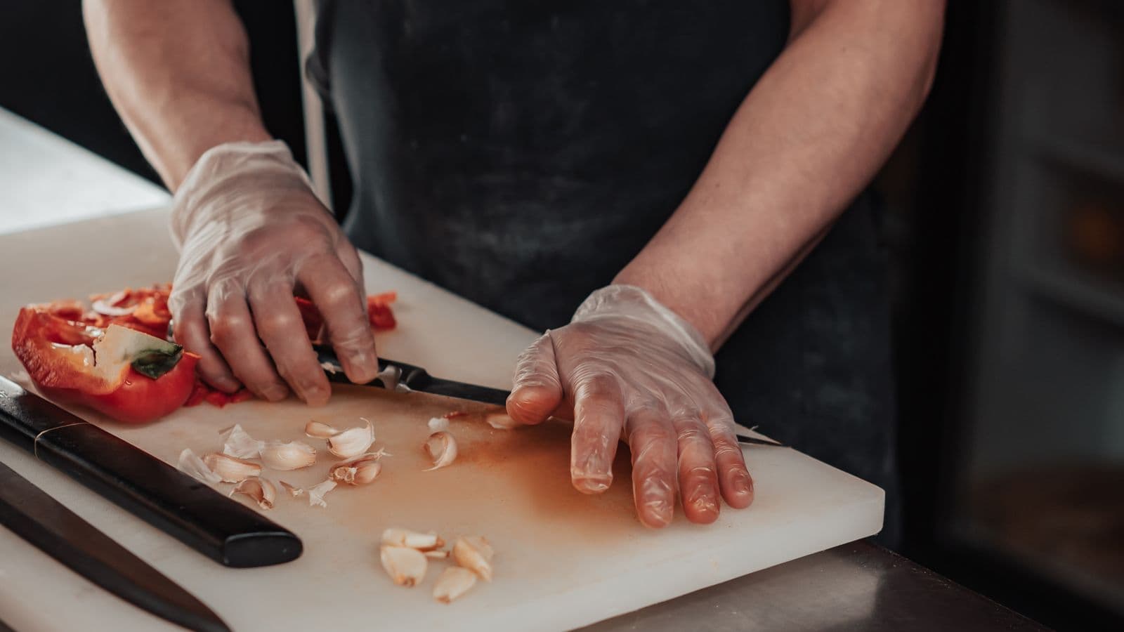 Plan de travail en cuisine : ail et poivrons frais découpés à la main
